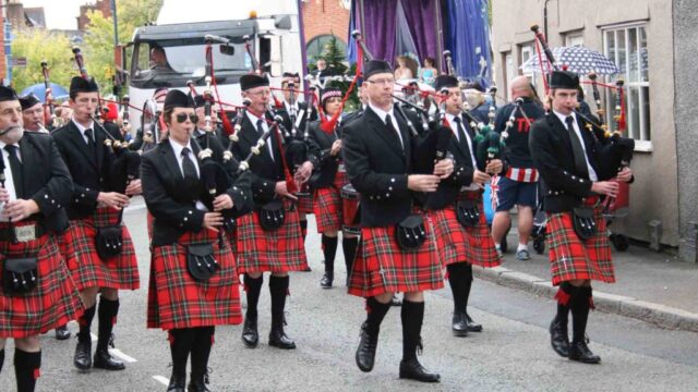 ellesmere-carnival-2011-band-pipes-1800px-1024×683-1