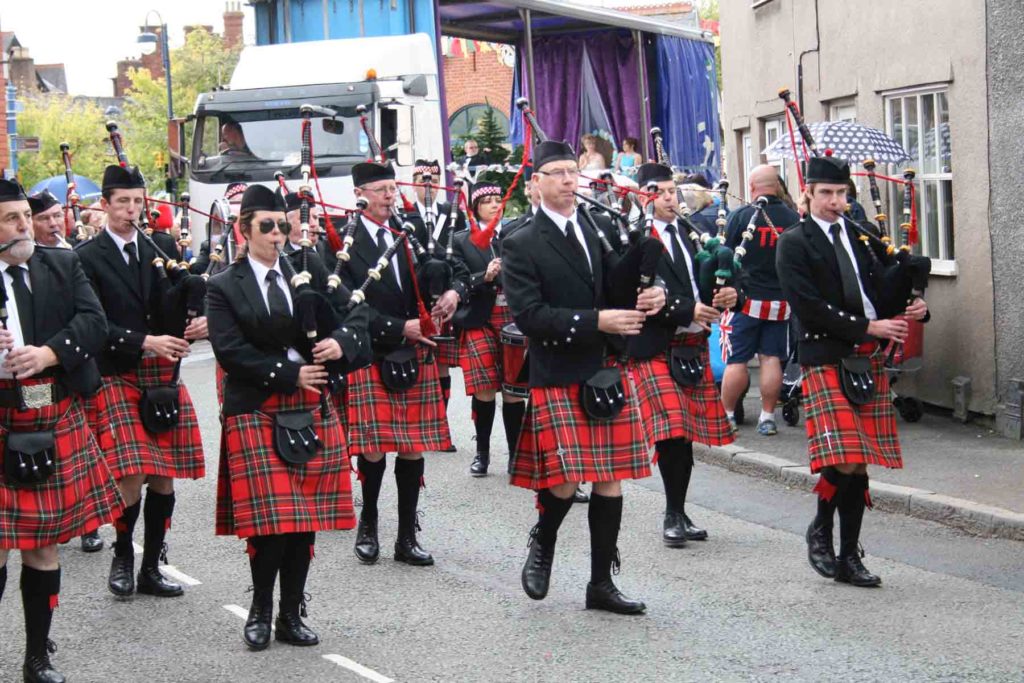 ellesmere-carnival-2011-band-pipes-1800px-1024×683-1